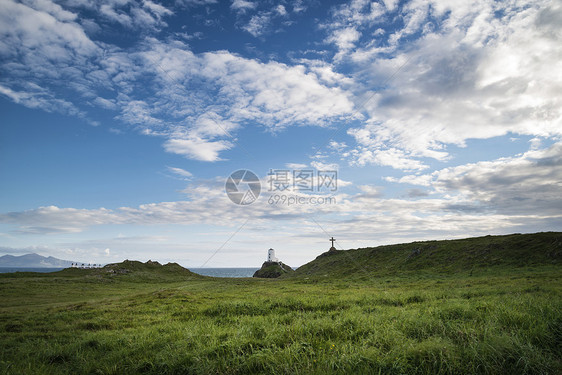 YnysLlanddwyn岛的景观中交叉,背景为TWRMAWR灯塔图片