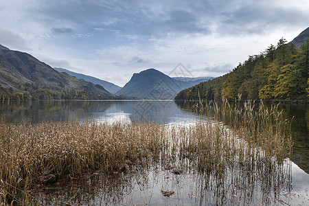 英格兰湖区巴特米尔湖美丽的秋季景观形象图片