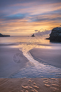 惊人的日出陆地景观田园诗般的宽港湾海滩彭布罗克郡海岸威尔士图片