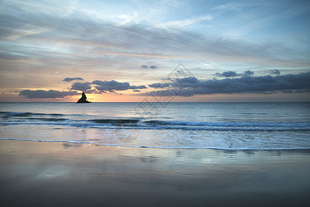 惊人的日出陆地景观田园诗般的宽港湾海滩彭布罗克郡海岸威尔士图片