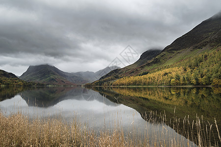 英格兰湖区巴特米尔湖美丽的秋季景观形象图片