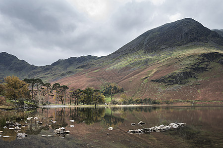 英格兰湖区巴特米尔湖美丽的秋季景观形象图片