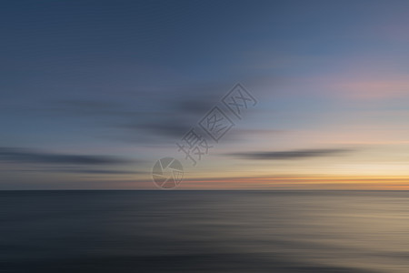 美丽的长曝光景观形象,平静的海洋戈文罗斯沃的头彭布罗克郡海岸威尔士图片