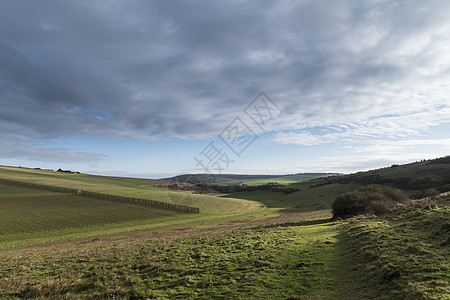 美丽的英国乡村景观穿过连绵的青山图片