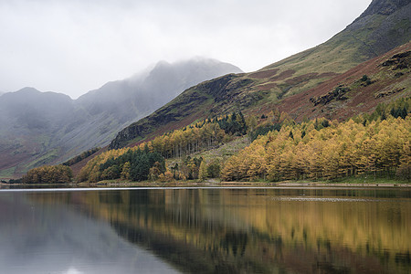 英格兰湖区巴特米尔湖美丽的秋季景观形象图片