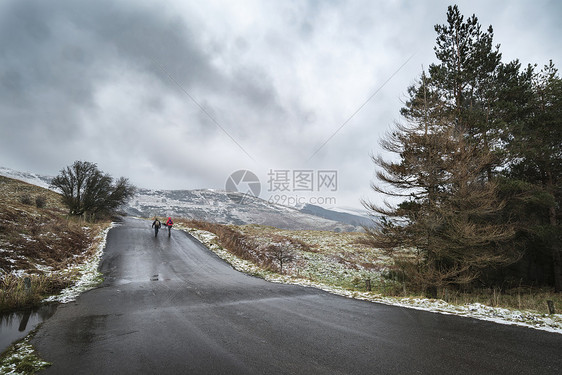 令人惊叹的冬季景观形象周围的mamtor农村英国的高峰地区,徒步旅行者步行上山图片