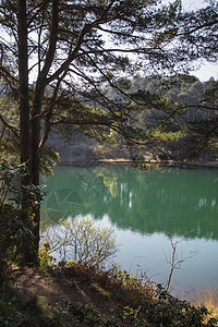 美丽的景观形象,旧粘土坑采石场湖与寻常的彩色绿色水图片