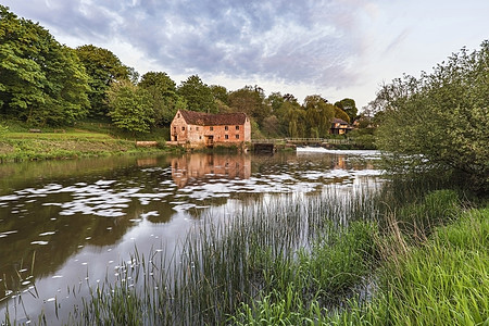 英国清晨的景色穿过河流,Sturminster牛顿磨坊多塞特图片