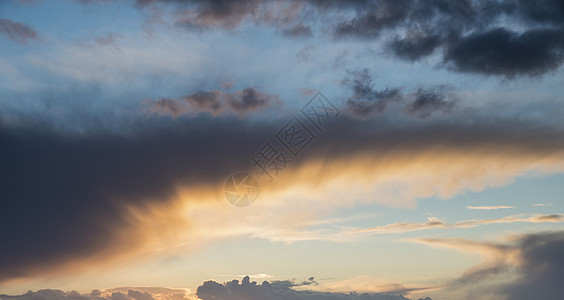 美丽的暴风雨戏剧的云英国乡村景观上图片