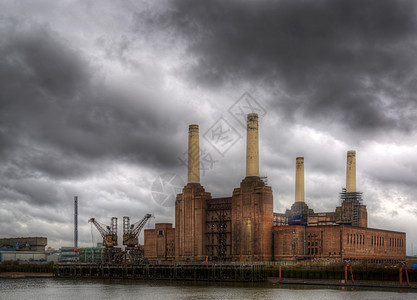 英格兰,伦敦,巴特西暴风雨的天空下,巴特西发电站黑暗的暴风雨天空下,当地的启示者改变标志的天际线之前图片