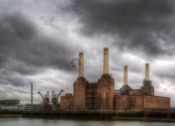 英格兰,伦敦,巴特西暴风雨的天空下,巴特西发电站黑暗的暴风雨天空下,当地的启示者改变标志的天际线之前图片