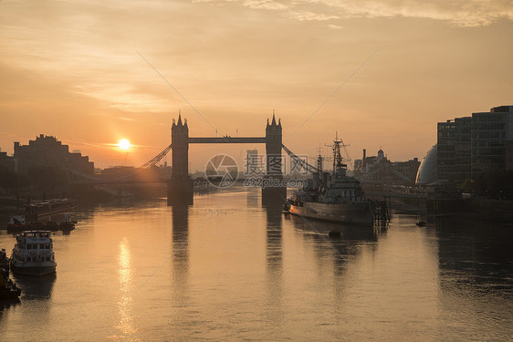 英国伦敦塔桥泰晤士河上令人惊叹的秋季日出图片