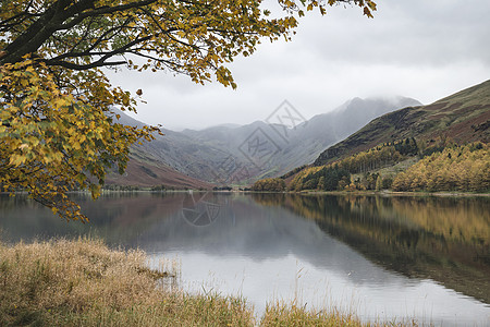 71441372令人惊叹的秋天英格兰湖区巴特米尔湖景观形象图片