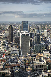 地点伦敦城市景观天际线与标志的地标建筑城市与戏剧的暴风雨天空图片