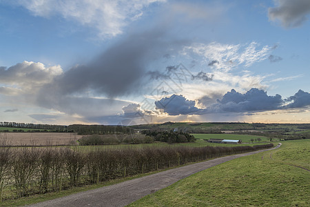 美丽的暴风雨戏剧的云英国乡村景观上图片