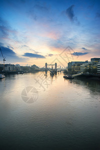 英国伦敦塔桥泰晤士河上令人惊叹的秋季日出图片