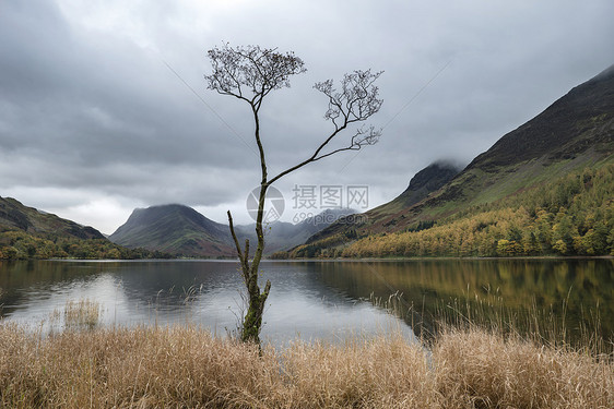 英格兰湖区巴特米尔湖美丽的秋季景观形象图片