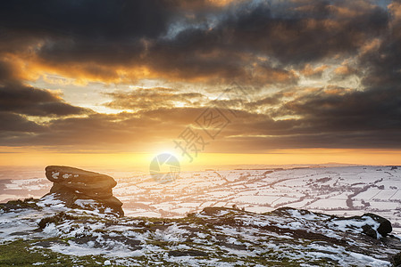 风景冬天的天空覆盖着雪,日落的高峰地区覆盖着冬天的景观图片