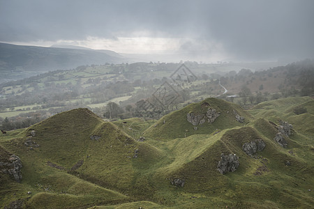 威尔士的旧废弃采石场被自然开垦,创造了美丽的景观图片