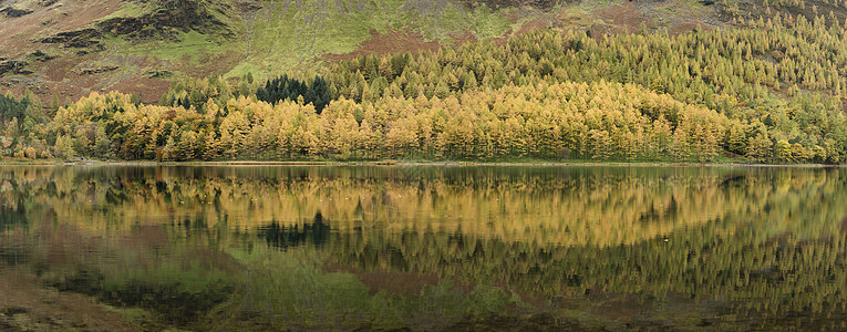 令人眩晕的秋季景观形象的湖巴特米尔湖D美丽的秋季景观形象的湖巴特米尔湖区英国背景图片