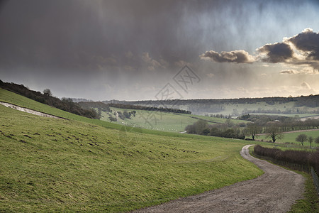 美丽的暴风雨穆迪多云的天空英国乡村土地上美丽的暴风雨戏剧的云英国乡村景观上图片