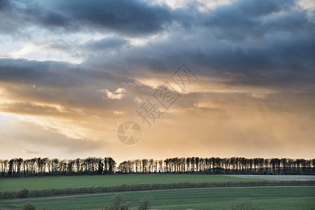 美丽的暴风雨穆迪多云的天空英国乡村土地上美丽的暴风雨戏剧的云英国乡村景观上图片