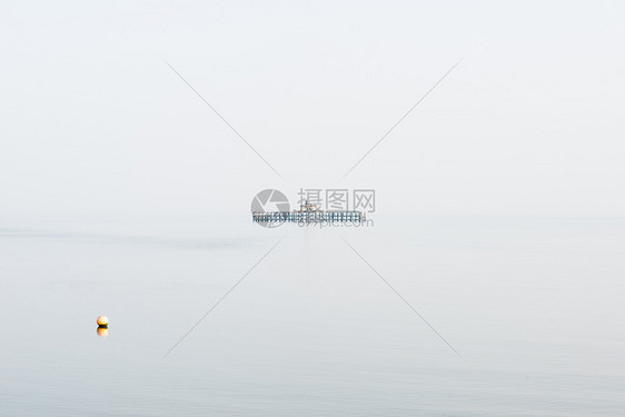 美术极简主义形象的废弃码头停留海上期间精美的艺术极简主义景观形象的废弃码头停留海上雾蒙蒙的早晨,呈现出废墟漂浮的样子图片