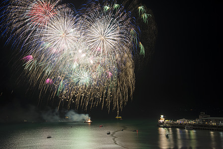 惊人的烟花表演海上与码头船只瓦特英格兰,多塞特,伯恩茅斯伯恩茅斯码头上的烟花展示,标志着2013伯恩茅斯艺术节图片