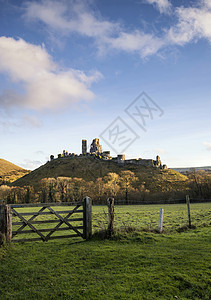 美丽的秋日,奇妙的古老中世纪城堡遗址英国美丽的秋天日落时的中世纪城堡遗址图片