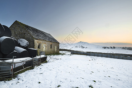 山顶日出时,美丽的雪覆盖了冬季的景观风景雪覆盖了英格兰高峰地区日出时的冬季景观图片