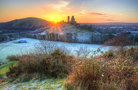 古老的中世纪城堡遗址的景观形象冬天与弗罗斯英格兰,多塞特,考夫城堡冬天的日出考夫城堡上冬天的日出景观古老的中世纪图片