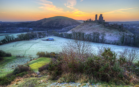 美丽的中世纪城堡废墟乡村景观英格兰,多塞特,科夫城堡五颜六色的日出考夫城堡上令人惊叹的冬季日出景观寒冷的中世纪城堡图片