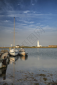 平静的景观形象,赫斯特吐吐码头与船灯塔风景赫斯特日落时用船灯塔吐出码头的景观图像图片
