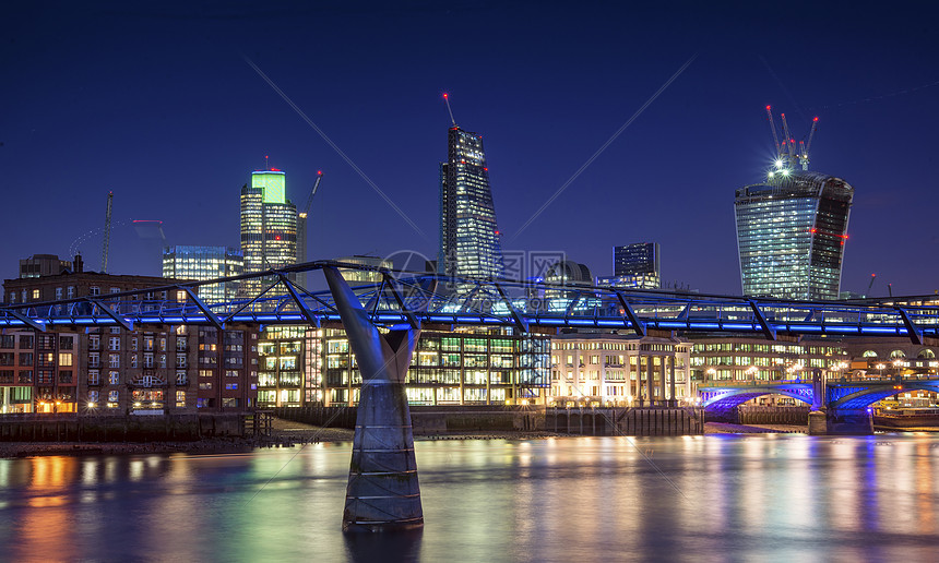 美丽的伦敦城市夜晚天际线景观与发光的城市英格兰,伦敦,南岸伦敦城市夜景天际线与千禧桥讲机伦敦城市夜景天际线景观与发图片