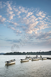 美丽的夏季日落景观图像平静的湖泊与莱斯英国夏季日落景观形象平静的湖上与休闲船码头图片