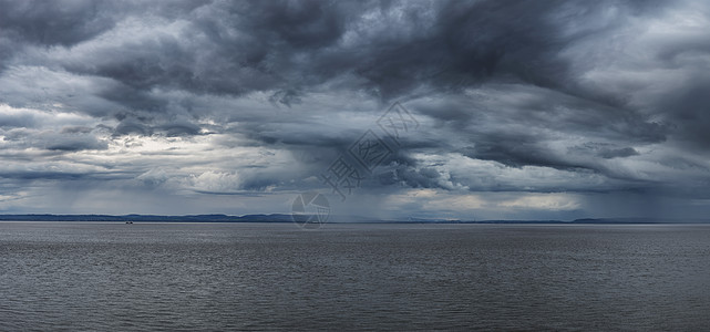 惊人的喜怒无常的暴风雨天空覆盖着海洋景观惊人的戏剧风暴天空海上景观图片