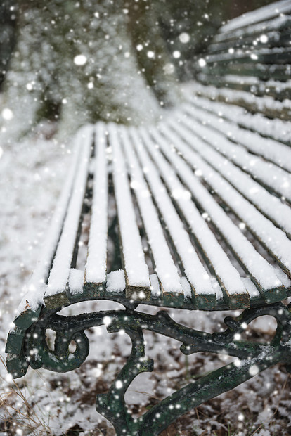 冬季景观与降雪覆盖长凳的英语冬季景观与降雪覆盖公园长凳英国农村图片