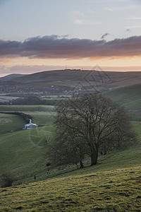 令人惊叹的充满活力的日出景观形象英国乡间美丽平静的日出景观形象英国乡村景观与可爱的光线击中山丘图片