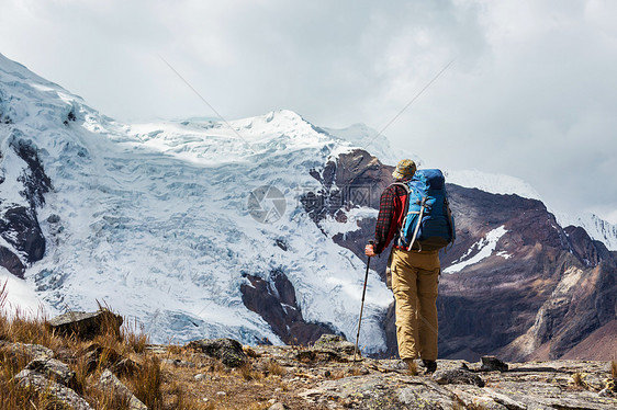 秘鲁科迪勒拉山的徒步旅行场景图片