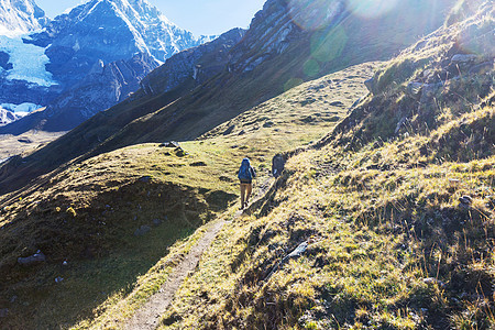 秘鲁科迪勒拉山的徒步旅行场景图片