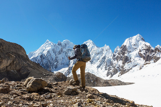 秘鲁科迪勒拉山的徒步旅行场景图片