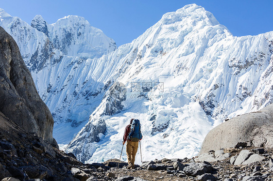 秘鲁科迪勒拉山的徒步旅行场景图片