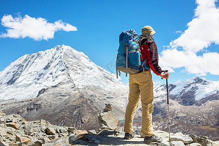 秘鲁科迪勒拉山的徒步旅行者图片