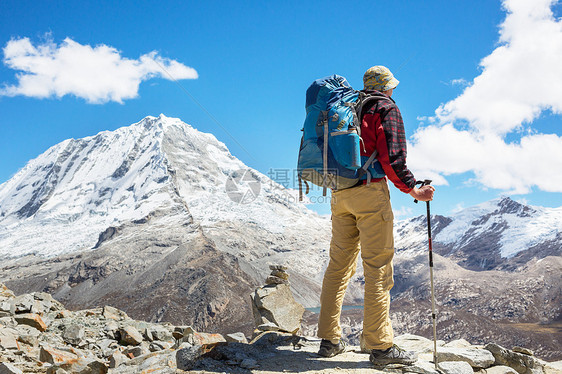 秘鲁科迪勒拉山的徒步旅行者图片