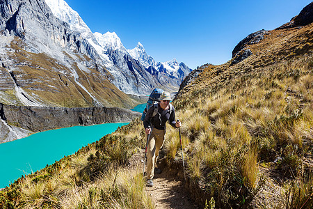 秘鲁CordilleraHuayhuash的三个泻湖图片