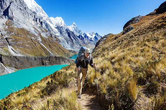 秘鲁CordilleraHuayhuash的三个泻湖图片