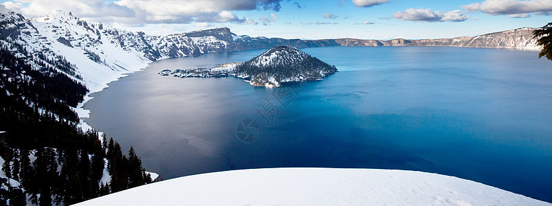 火山口的深湖图片