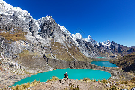 秘鲁CordilleraHuayhuash的三个泻湖图片