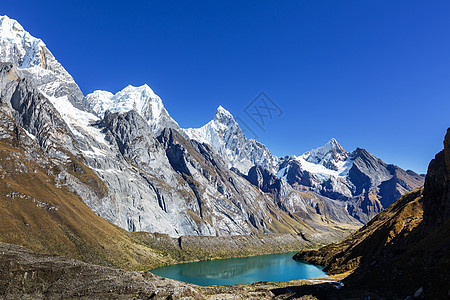 秘鲁CordilleraHuayhuash的三个泻湖图片