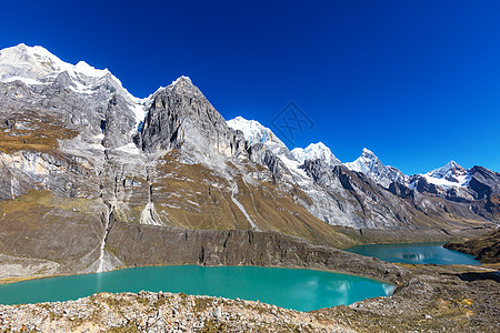 秘鲁CordilleraHuayhuash的三个泻湖图片